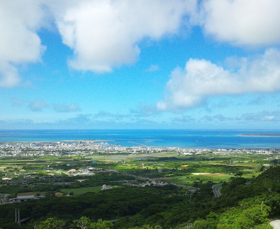 見下ろす街並みと青空